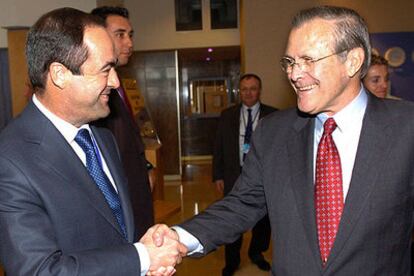 El ministro José Bono y el secretario de Defensa de EE UU, Donald Rumsfeld, el pasado 9 de febrero en Niza.