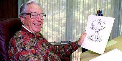 El dibujante Charles Schulz con un dibujo de Snoppy, en una imagen de 1995