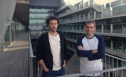 Los investigadores Alexandros Pitis (izquierdo) y Toni Gabald&oacute;n.