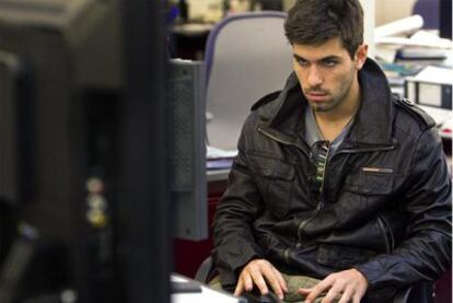 Jaime Alguersuari, ayer en la redacción de EL PAÍS en Barcelona.