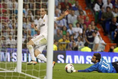 Higuaín supera a Casto y marca su segundo gol, el tercero del Madrid.