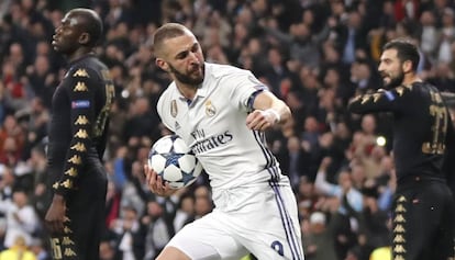 Benzema celebra el gol del 1-1 al N&aacute;poles. 