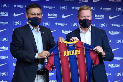 Koeman y Bartomeu posan con la camiseta del club durante la presentación del holandés como nuevo entrenador del FC Barcelona, este miércoles.