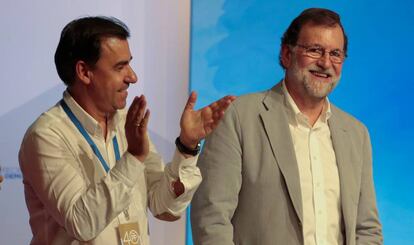 Mariano Rajoy (a la derecha) y Fernando Martinez Maillo en un m&iacute;tin del PP.
