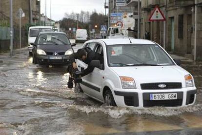 Las calles de Pontevedra, inundadas por las fuertes lluvias de esta mañana.