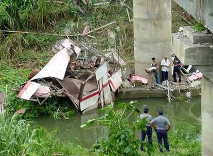 Restos del choque producido entre un autobús y un tren de pasajeros en la provincia cubana de Granma.