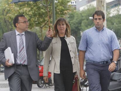 María José Fuente, a la salida del juzgado junto a su abogado (a la izquierda) y el jefe de estudios.