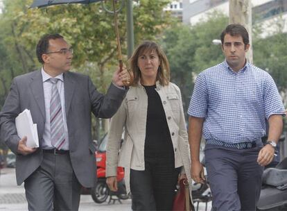 María José Fuente, a la salida del juzgado junto a su abogado (a la izquierda) y el jefe de estudios.