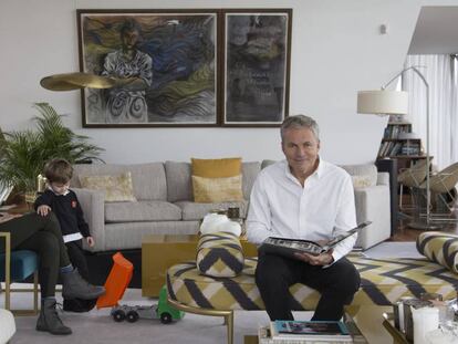 Martín Varsavsky junto a su esposa Nina Wiegand y su hijo Ben, en su domicilio de Madrid.  