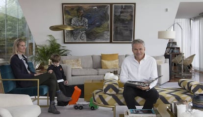 Martín Varsavsky junto a su esposa Nina Wiegand y su hijo Ben, en su domicilio de Madrid.  