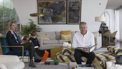 Martín Varsavsky junto a su esposa Nina Wiegand y su hijo Ben, en su domicilio de Madrid.  