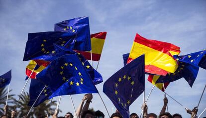 Banderas de España y de Europa alzadas por voluntarios en un acto electoral celebrado en Málaga por Ciudadanos el jueves.