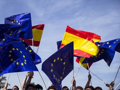 Banderas de España y de Europa alzadas por voluntarios en un acto electoral celebrado en Málaga por Ciudadanos el jueves.