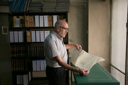 El director de la biblioteca de Medicina de la Complutense, Javier de Jorge, sostiene un plano histórico de los balnearios de España.