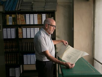 El director de la biblioteca de Medicina de la Complutense, Javier de Jorge, sostiene un plano histórico de los balnearios de España.