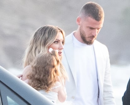 Edurne y David De Gea, junto a su hija, en la preboda celebrada en Menorca, el 30 de junio de 2023.