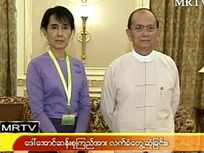 Aung San Suu Kyi posa junto al presidente birmano en un fotograma de la televisión estatal.