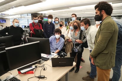 El periodista Nacho Touza explica a un grupo de suscriptores cómo se gestiona la información en la web del diario.