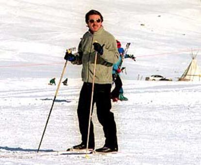 El presidente José María Aznar practica el esquí de fondo ayer tarde en Baqueira Beret.
