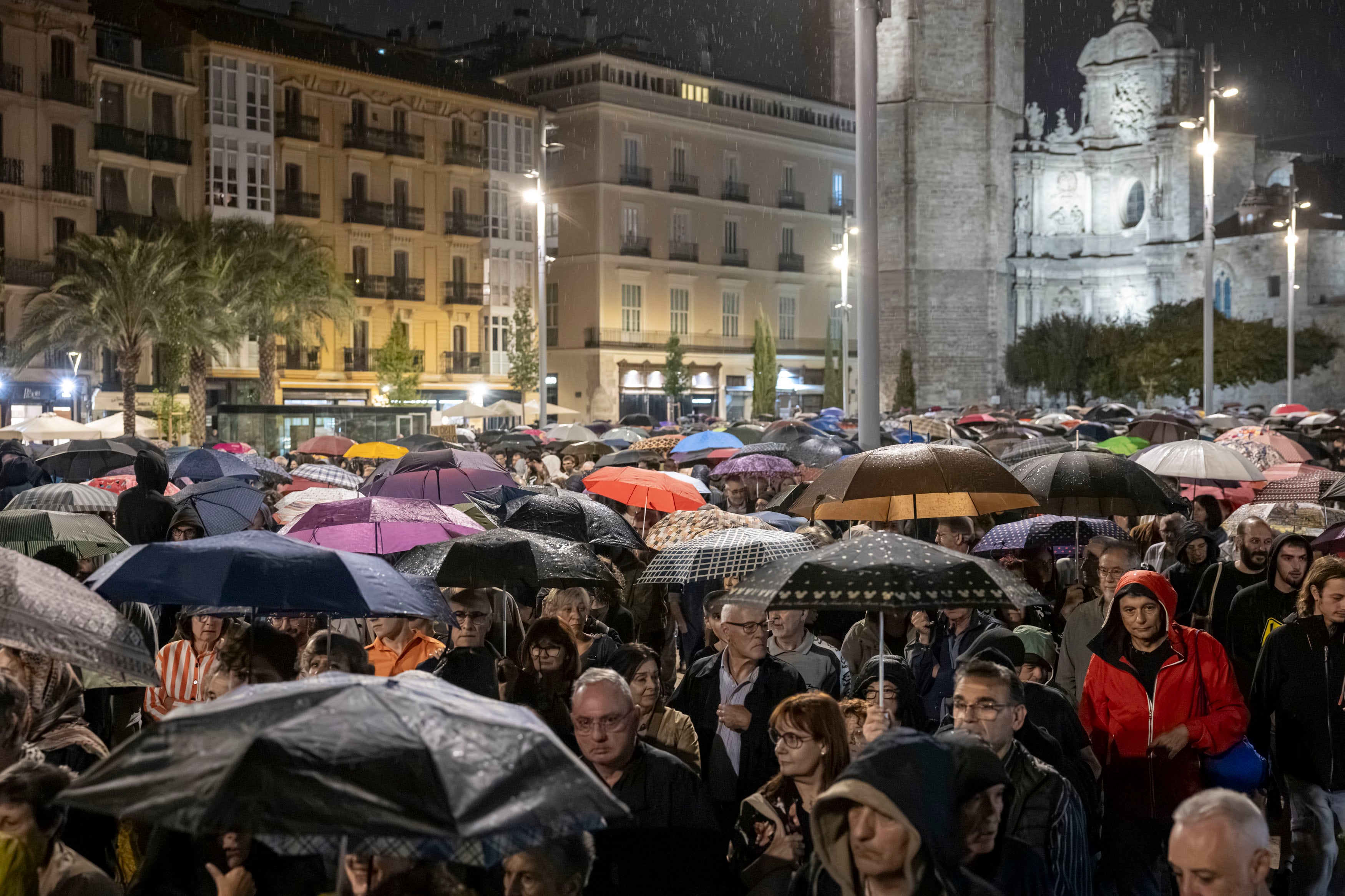 Miles de personas recorren en silencio las calles blindadas de Valencia por el segundo año de la dana