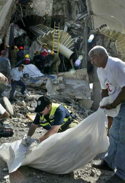 Los equipos de salvamento israeles trabajan en la zona del hotel Hilton afectado por la explosin de un camin bomba. Otras dos explosiones han impactado en otras zonas turisticas egipcias cercanas a la frontera con Israel. El balance provisional de muertos asciende a 26. Hay 130 heridos.