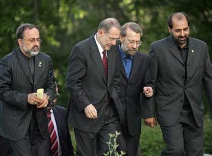 Javier Solana y Ali Lariyaní, en el centro de la imagen, pasean por los jardines del palacio de La Quinta de El Pardo, en Madrid.