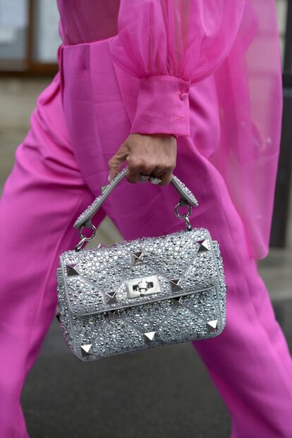 El bolso: ‘bling bling’. Esta primavera, promete ser deslumbrante, al menos en lo que a ‘it-bags’ se refiere. Si el invierno ha estado marcado por las siluetas de media luna, ahora, lentejuelas, pedrería y ‘strass’ cubren las piezas maestras de la temporada, dándoles ese destello tan ‘trendy’ que los transforma en uno de los grandes objetos de deseo del ‘street style’. A pie de calle, son aptos para las 24 horas: olvídate de reservarlos sólo para la noche porque brillan también a luz del día.