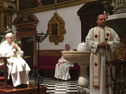 José Antonio VIllena, el sacerdote expulsado del clero por abusos, de pie, a la derecha, en su parroquia de los Santos Mártires Justo y Pastor, en Granada, en 2018.