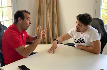 Alejo García (izquierda) en una de sus sesiones con JRA, el jugador de FIFA 19, que representa a MAD Lions en la Virtual LaLiga eSports Santander.