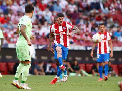 Rodrigo de Paul golpea el balón durante el Atlético-Athletic (0-0) del pasado sábado disputado en el Wanda Metropolitano. / (AFP)