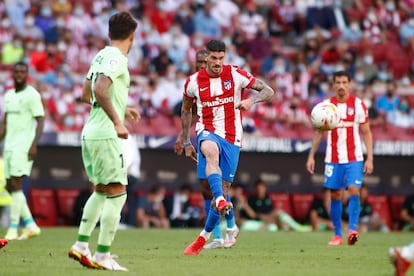 Rodrigo de Paul golpea el balón durante el Atlético-Athletic