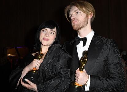 La cantante Billie Eilish, de negro y con volantes, en Governors Ball  junto a Finneas O'Connell. Ambos se han llevado el Oscar por No time to die.