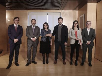 Lastra y Rufián, en el centro, rodeados del resto de integrantes de los equipos negociadores del PSOE y de ERC, el pasado jueves en el Congreso.