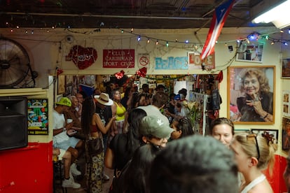 La gente hace cola para tomar una copa en Toñita Carribean Social Club en junio de 2024.