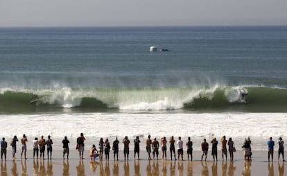 Surferos y espectadores en la competición Rip Curl Pro, en octubre de 2013, en la playa de Supertubos de Peniche (Portugal).