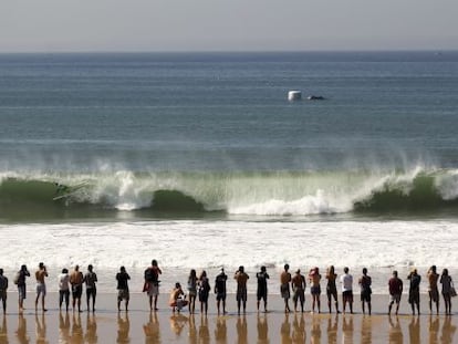 Surferos y espectadores en la competici&oacute;n Rip Curl Pro, en octubre de 2013, en la playa de Supertubos de Peniche (Portugal).