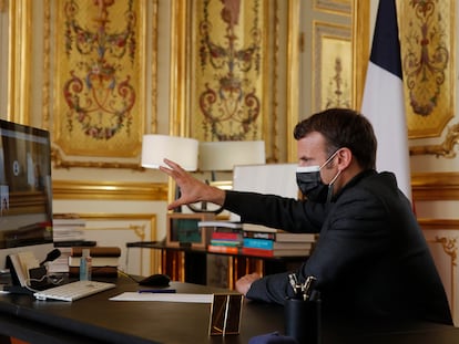 Macron, durante una videoconferencia con maestros y alumnos de una escuela del sur de Francia, este martes en el Elíseo.