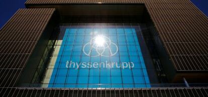 Nuevo logotipo de ThyssenKrupp en sus oficinas de Essen (Alemania).