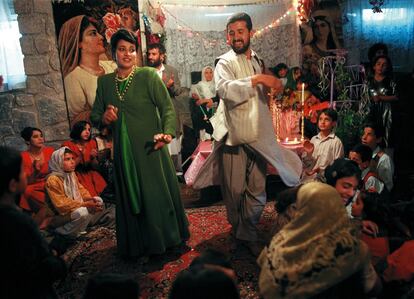 Celebración de una boda clandestina en Herat, en marzo de 2001. El grupo bailó con la música de la banda sonora de la película 'Titanic'.