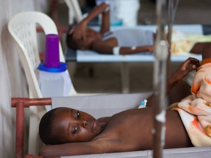 Un niño haitiano enfermo de cólera, en una clínica cerca de la capital, Puerto Príncipe.