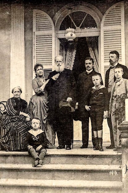 A última fotografia da família imperial no Brasil, 1889. Da esquerda para a direita: a imperatriz Dona Teresa Cristina, D. Antônio, a princesa Isabel, o imperador, D. Pedro Augusto, D. Luís, o conde d'Eu e D. Pedro de Alcântara.

