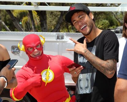 Es muy posible que entre tus planes veraniegos esté pasarte por un parque de atracciones. Pues Neymar también lo ha hecho, claro está. El futbolista se fue con la que era su novia, Bruna, y sus amigos al Six Flag Magic Mountain, en California, el parque de atracciones con más montañas rusas del mundo. Y allí, ya que estaban, pues qué menos que hacerte una foto con Flash para ponerla en la puerta del frigorífico junto con el imán hortera que, segurísimo, se compró en la tienda de recuerdos.