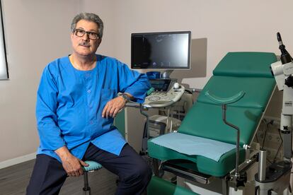 El doctor Mariano Gonzalo, en su consulta en Castellón. 