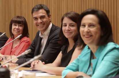 Sánchez junto a Cristina Narbona, Adriana Lastra y Margarita Robles.