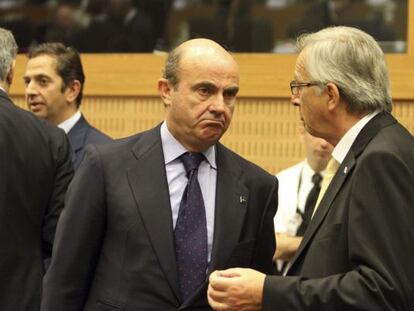 Guindos conversa con Juncker en el reciente Eurogrupo.