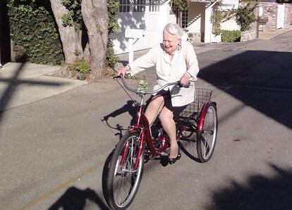 Olivia de Havilland, retratada hace dos años montando en triciclo por las calles de París.