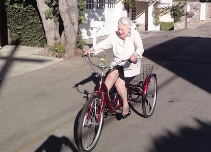 Olivia de Havilland, retratada hace dos años montando en triciclo por las calles de París.