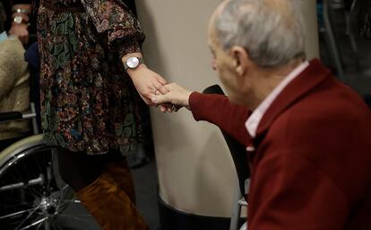 Un cuidador acompaña a un anciano en una residencia de Gipuzkoa.
