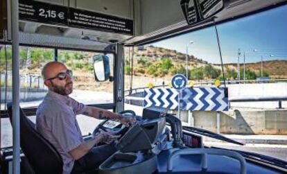 El concejal del Ayuntamiento de Barcelona por la CUP, Josep Garganté, conduciendo el autobús de la linea de autobus 102.
