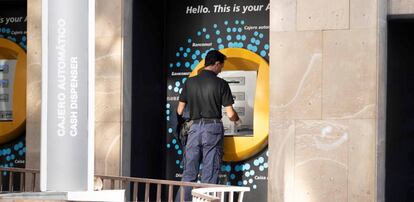 Un cajero automático de La Caixa, en una imagen de archivo.